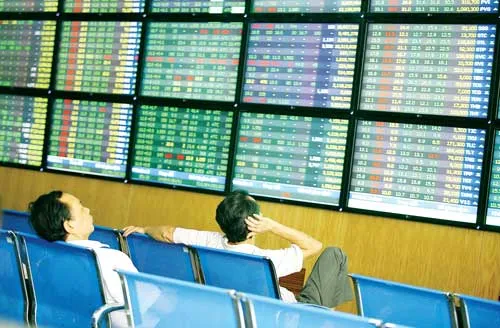 NĐT luôn phải băn khoăn trước những mối quan hệ bất bình thường của các doanh nghiệp niêm yết. Ảnh: LÃ ANH